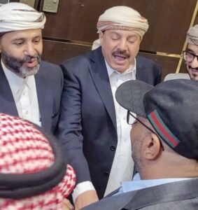 طارق صالح يصافح ويعزي حميد الاحمر.. مشهد اخجل خُبرة تمزيق اليمن (فيديو)