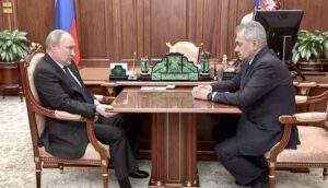 هل يبدو بوتين طبيعيا وهو يمسك الطاولة؟ (فيديو) يثير الصدمة الاضخم حول مرضه!