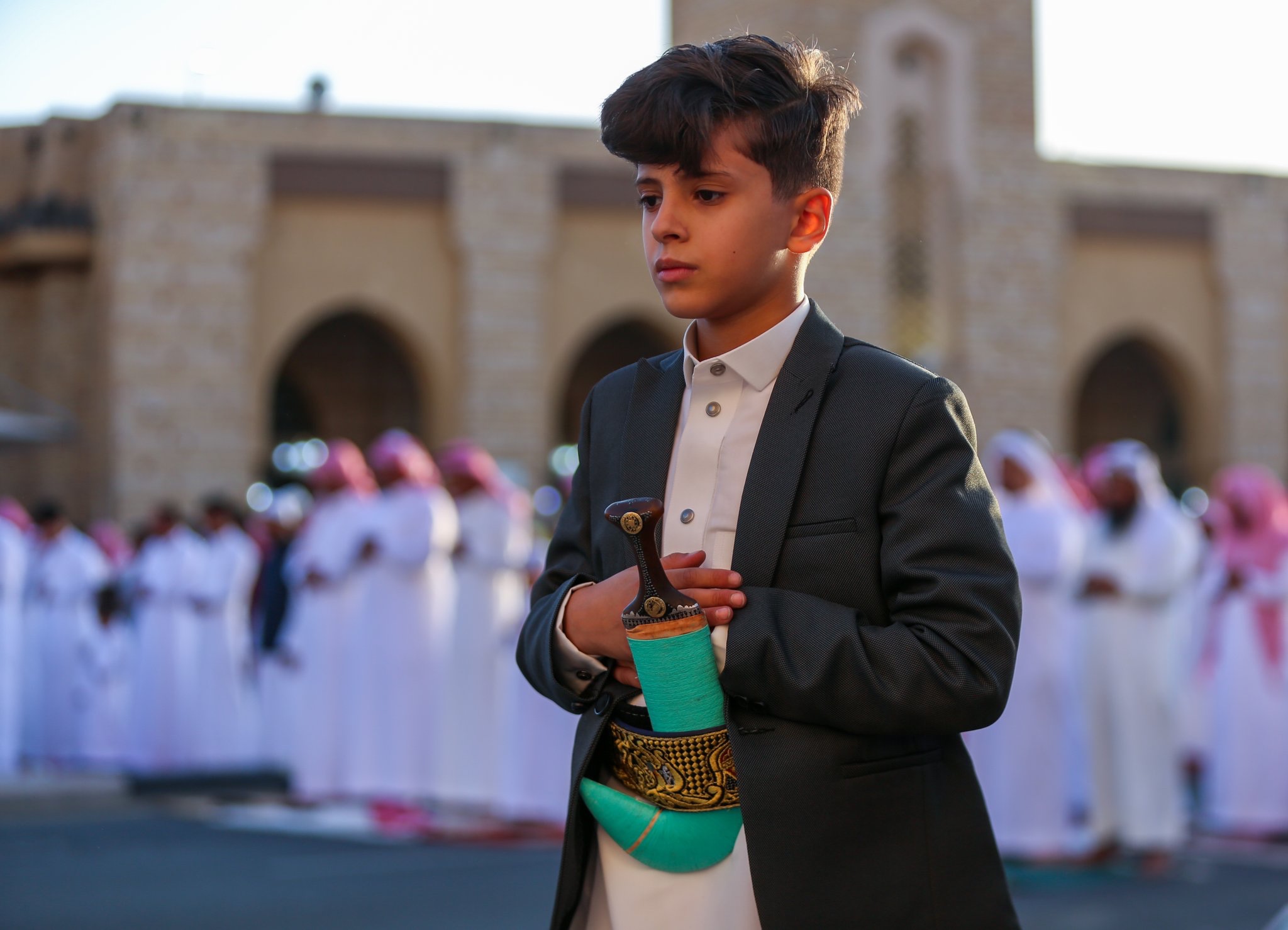 مصور سعودي يقاضي سعوديين تنمرو وطعنو فيه بسبب تصويره طفل يمني في العيد(فيديو)