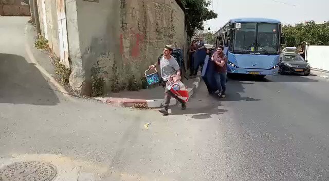 في مشهد صادم صهاينة ينهبون عمارة لعائلة فلسطينية! ومعارض سعودي يعلق.