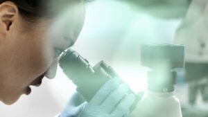 فتح بلورة عمرها 830 مليون سنة تحتوي على كائنات ربما ما تزال على قيد الحياة (فيديو)