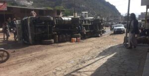 انقلاب شاحنة وسط سوق العدين! ما السبب؟ (صور)