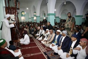 طارق صالح يزور منتزه السكون ويصلي العيد مع ابناء ومشايخ تعز