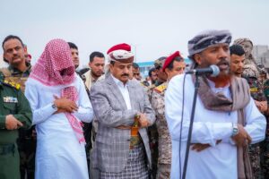 قصة الأخ المحجب بشال الذي صلى بجانب محافظ شبوه في صلاة العيد – الحقيقة كاملة