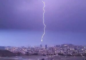 حولت الليل إلى نهار .. صاعقة تضرب برج الساعة أثناء هطول الأمطار الغزيرة على مكة