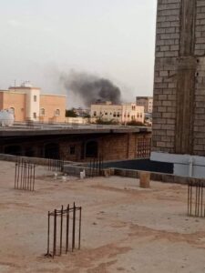 شبوة عتق.. اشتباكات مستمرة بالمدخل الغربي واعمدة الدخان تتصاعد من حي الثقافه