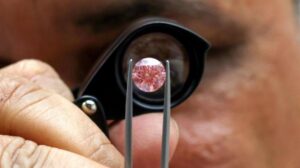 بسعر يصل إلى 35 مليون دولار بيع أكبر ماسة وردية في مزاد عالمي