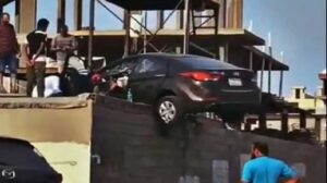 عجيب! في جدة السعودية مركبة استقرت فوق سطح منزل والمرور يكشف اللغز المحير!