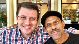 أحمد فاخوري يعتذر لليمنيين والمشجع عبدالرقيب اليافعي ويهديه هديه (فيديو)