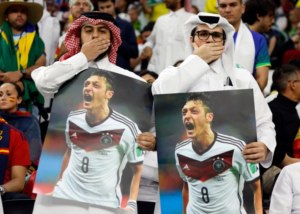 الكاميرا ترصد كيف ردت الجماهير العربية على صورة المنتخب الألماني المستفزة(فيديو)