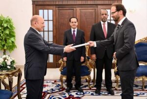 بعد غياب طويل.. الرئيس اليمني رشاد العليمي يتسلم أوراق سفير سويسرا باليمن