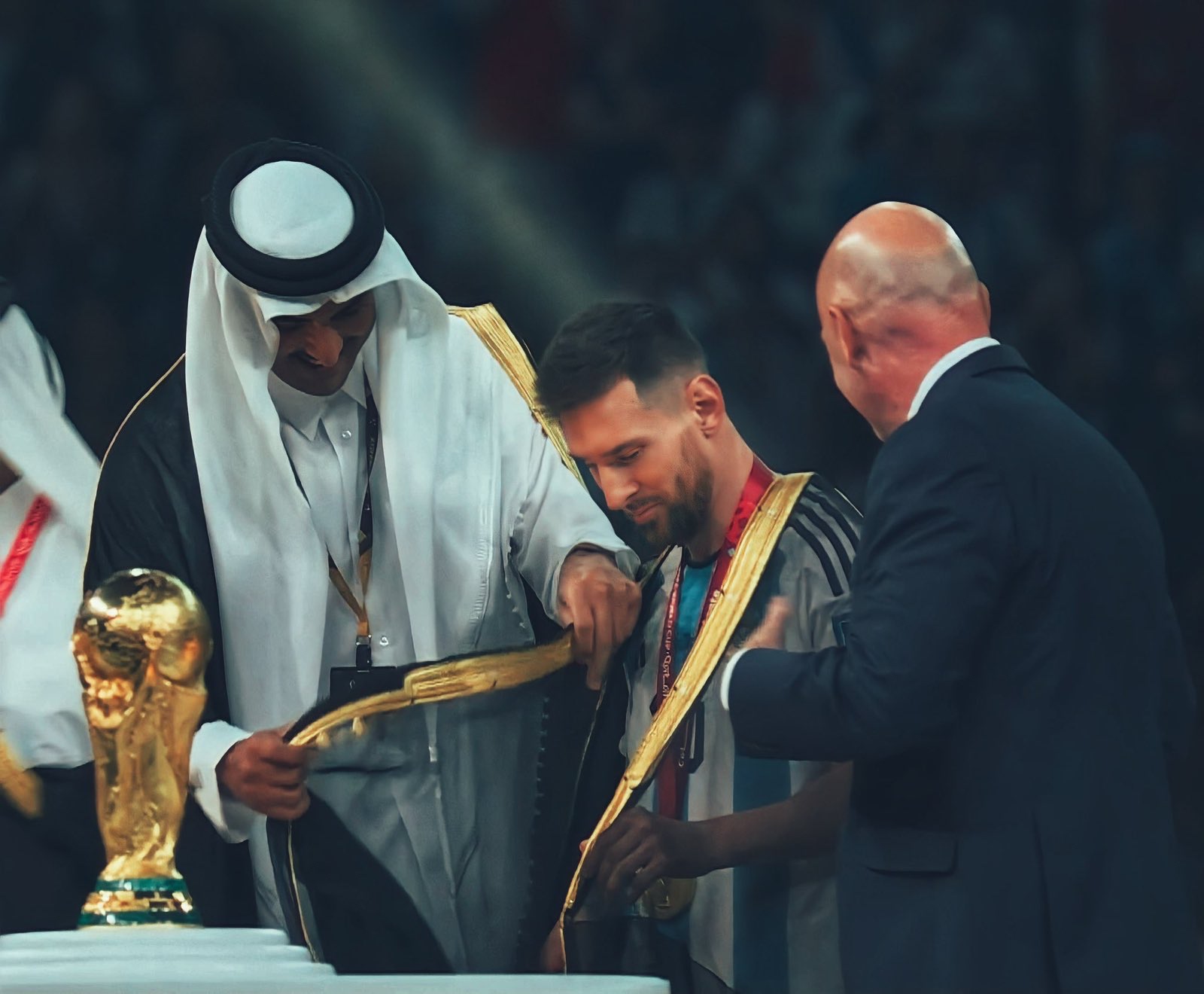 حقيقة نوع البشت الذي ألبسه تميم أمير قطر لميسي ومكان صنعه ولما احدث ضجه (فيديو)