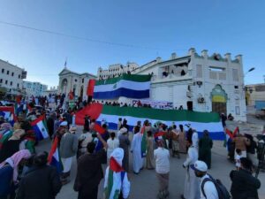 حضرموت ترفع علماً تشطيرياً جديداً رفضاً لميليشيا يافع والضالع الممولة لتشطير اليمن