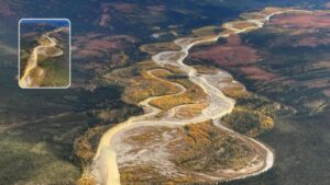 الكشف عن سبب تحول الممرات المائية القطبية في ألاسكا إلى اللون البرتقالي