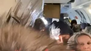 لحظات مرعبه عاشها ركاب طائرة.. فتح بابها في الجو (فيديو)