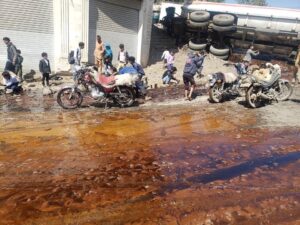 الان.. قصة انقلاب قاطرة عسل في اب اليمن بسعة 70 الف لتر! الحقيقة كاملة (فيديو)