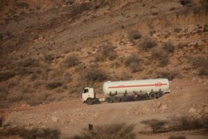 لأول مرة عبور قاطرة كبيرة الى تعز اليمنية من هذا الطريق الجديد وكان مستحيلاً!!