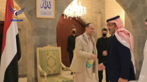 بشعر اشقر.. ظهور ايرانيين خلف المشاط ومحمد ال جابر يثير الريبة حول حقيقة هويتهم؟ (فيديو)