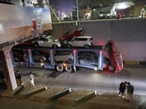 الان.. العاصمة صنعاء شاحنة محملة سيارات تصطدم بأحد الجسور (صور)