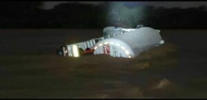 وادي احور يجرف احدى شاحنات الغاز – اليمن اليوم