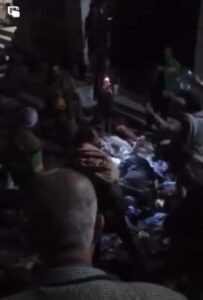 صنعاء الان.. معلومات اولية عن سبب سقوط 70 مواطن قرب باب اليمن (فيديو)