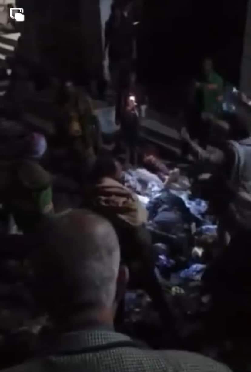 صنعاء الان.. معلومات اولية عن سبب سقوط 70 مواطن قرب باب اليمن (فيديو)