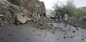 اليمن اليوم.. انهيار صخري في خط محافظة حجة الحديدة (صور)