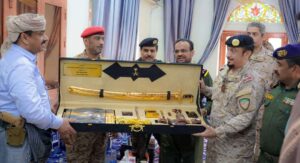 شبوه وقعت البيعه قويه.. لأول مرة التحالف السعودي الاماراتي يكرم محافظ يمني!