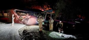 انقلاب شاحنة يغلق خط اب – الحديدة الان والعالقين يرسلون نداء عاجل!