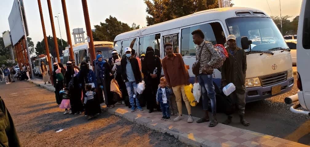 في صنعاء.. مصلحه الهجرة والجوازات والجنسيه تعيد 283 مهاجرا غير نظاميا إلى اوطانهم
