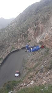 اليمن اليوم.. راس نقيل الخلا يافع انقلبت حمولة هذه الشاحنة بآخر رون