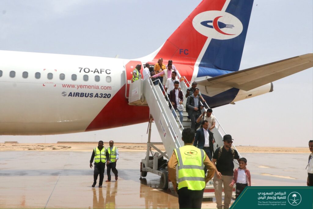 السعودية تفتتفح مطار يمني مفتوح منذ 20 سنه والشيخ الحريزي يعري الحدث (فيديو)