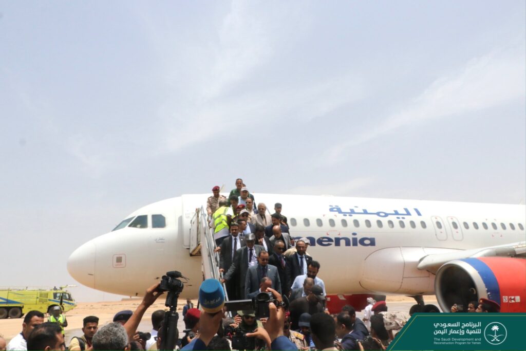 اول طائرة يمنية تهبط في مطار الغيضة اليمني في المهرة بعد اغلاقة لسنوات من قبل التحالف
