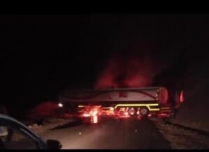 عاجل الان: محافظة شبوه تصادم 2 قواطر غاز وديزل في عقبة لماطر