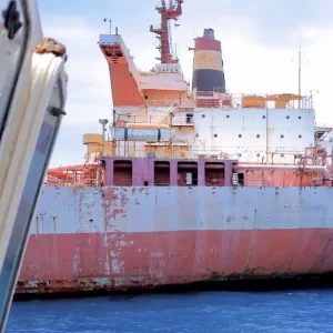 اخيراً الاحتفال بنقل أكثر من 1.1 مليون برميل من صافر الى اليمن (فيديو)