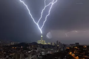 طقس مكه الان رياح وصاعقة تضرب برج الساعه وانتشار فيديو HD من عدة زوايا