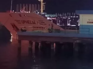 تقرير من قلب عدن عن سفينة الديزل التي وصلت لإسعاف الكهرباء بالتفصيل