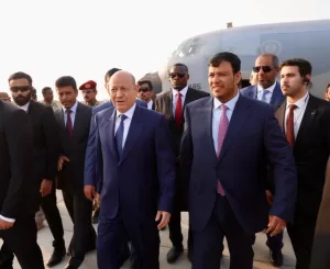 مع وصول العليمي وزارة المالية في عدن تعلن صرف الرواتب عبر الصرافين (فيديو)