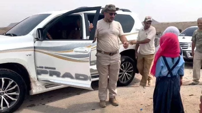 عضو مجلس القيادة العميد طارق صالح يفتتح 3 مدارس في المخا