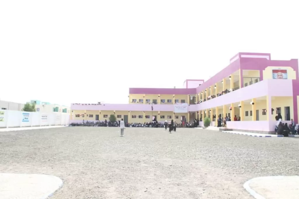 احدى المدارس المفتتحة في مديرية المخا بإشراف وأوامر طارق صالح عضو مجلس القيادة الرئاسي اليمني
