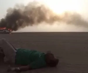 اليمن اليوم فرحة سائق لحظة نجاته من حريق سيارته في صحراء مارب (فيديو)