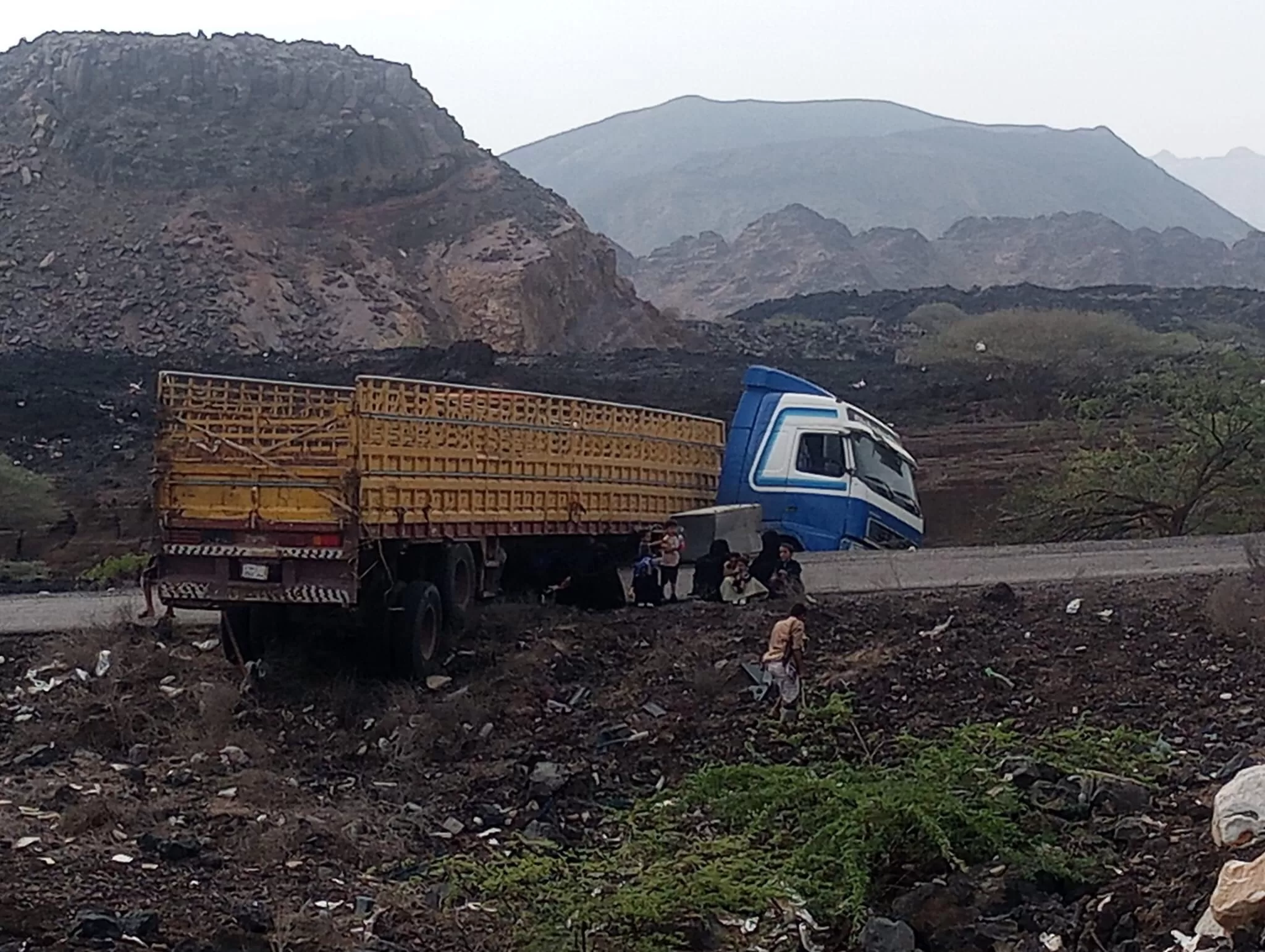 حادث مروري مؤسف لشاحنة في نقيل العرقوب محافظة ابين - اليمن (صور)