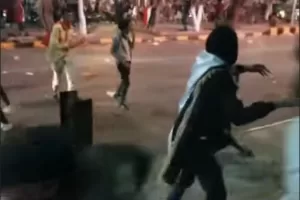 صنعاء تشتعل: اشتباكات عنيفة بين المحتفلين بثورة 26 سبتمبر وجماعة الحوثي (فيديو)