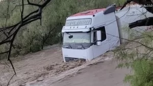 معجزة النجاة: سائق يمني ينجو بأعجوبة من الموت بعد غرق شاحنته بالوازعية في تعز