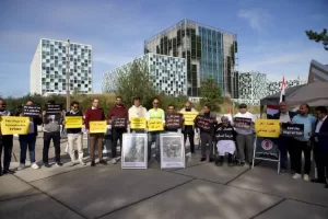 وقفة احتجاجية امام محكمة الجنايات الدولية تطالب برفع الحصار عن تعز ومحاكمة مليشيات الحوثي