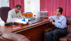 المحافظ بن الوزير يبحث مع مدير عام محو الأمية في شبوة سبل تطوير التعليم وتحسين النتائج