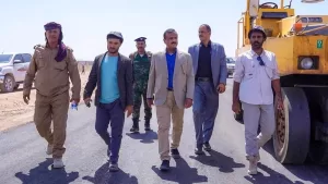 المحافظ ابن الوزير يتفقد مشروعي شق وسفلتة المدخل الغربي وطريق مرة.