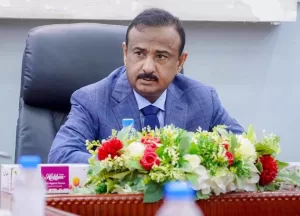 المحافظ بن الوزير يبحث تطوير الخدمات الطبية في مستشفى شبوة مع إدارتها