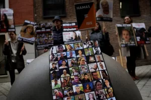 عائلات الرهائن المحتجزين لدى حماس تعيش تحت وطأة القلق والانتظار