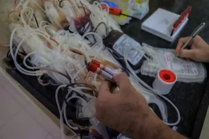 نقص بنوك الدم في غزة يعرض حياة آلاف المصابين للخطر